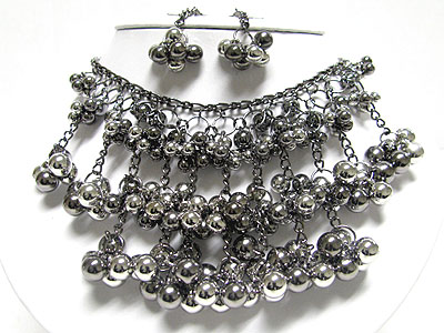 Multi pearl beads cluster drop and crystal line necklace set