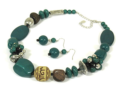 Acrylic and wooden multi bead fashion necklace set