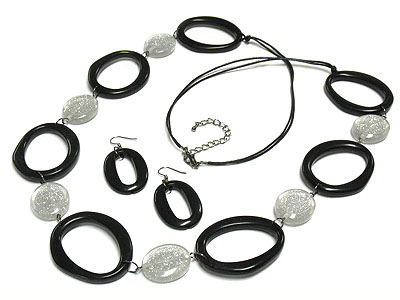 Natural look glittering acrylic bead and ring link necklace set