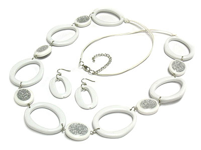 Natural look glittering acrylic bead and ring link necklace set