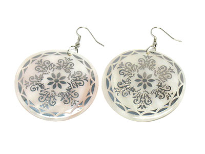 Shell disk and flower pattern earring