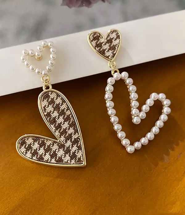 Houndstooth pattern pearl heart earring