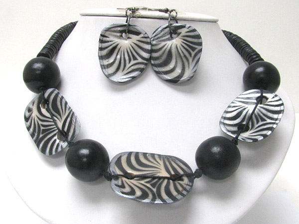 Eco friendly animal print wood chip and ball link necklace earring set