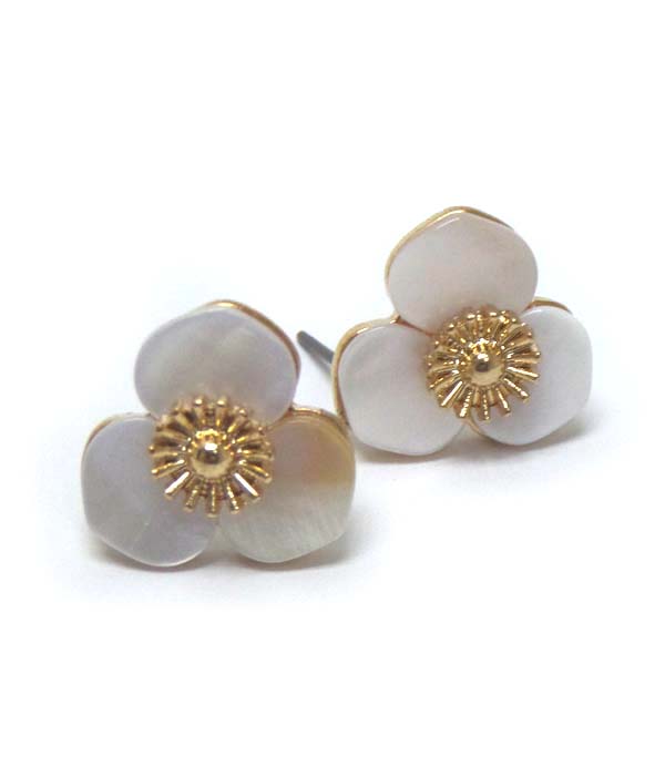 Shell flower stud earrings 